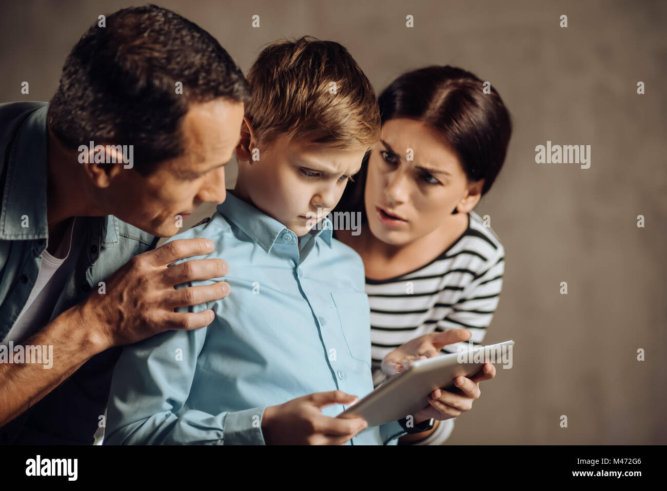 Беспокойный родитель. Родительская тревога. Девушка волнуется. Расстроенная мама. Переживания ребенка.