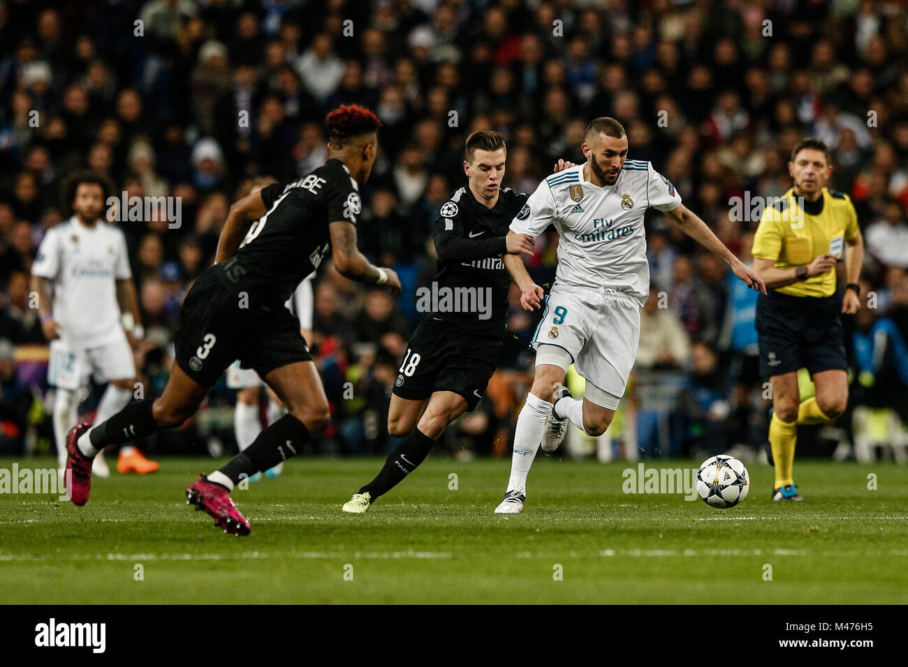 Giovani Lo Celso (PSG) fights for control of the ball with Karim Benzema (Real Madrid), UCL Champions League match between Real Madrid vs PSG at the Santiago Bernabeu stadium in Madrid, Spain, February 14, 2018. Credit: Gtres Información más Comuniación on line, S.L./Alamy Live News Stock Photo