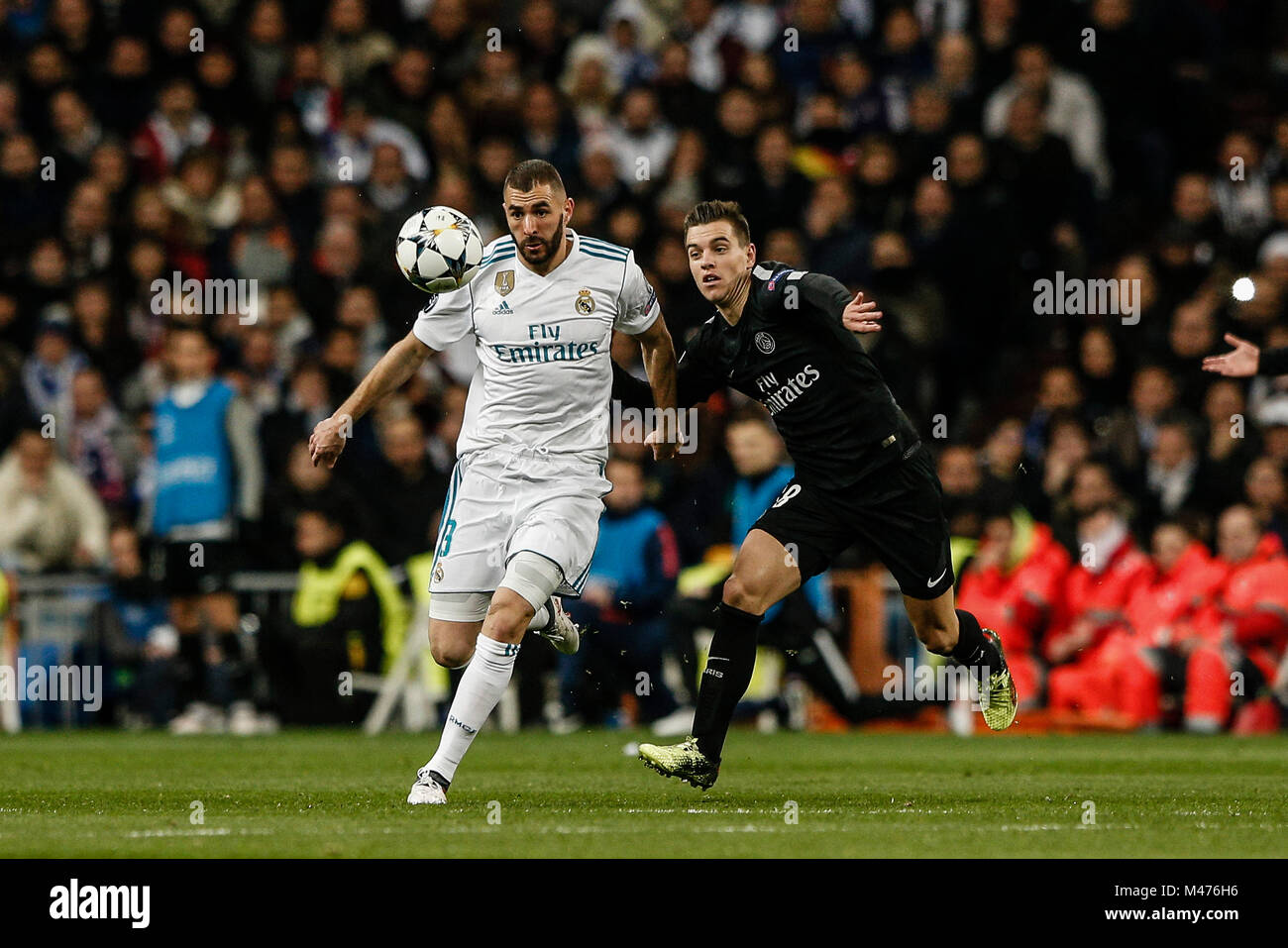 Karim Benzema (Real Madrid) fights for control of the ball with Giovani Lo Celso (PSG), UCL Champions League match between Real Madrid vs PSG at the Santiago Bernabeu stadium in Madrid, Spain, February 14, 2018. Credit: Gtres Información más Comuniación on line, S.L./Alamy Live News Stock Photo