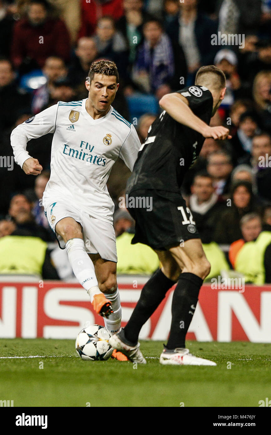 Cristiano Ronaldo (Real Madrid) fights for control of the ball with Thomas Meunier (PSG), UCL Champions League match between Real Madrid vs PSG at the Santiago Bernabeu stadium in Madrid, Spain, February 14, 2018. Credit: Gtres Información más Comuniación on line, S.L./Alamy Live News Stock Photo