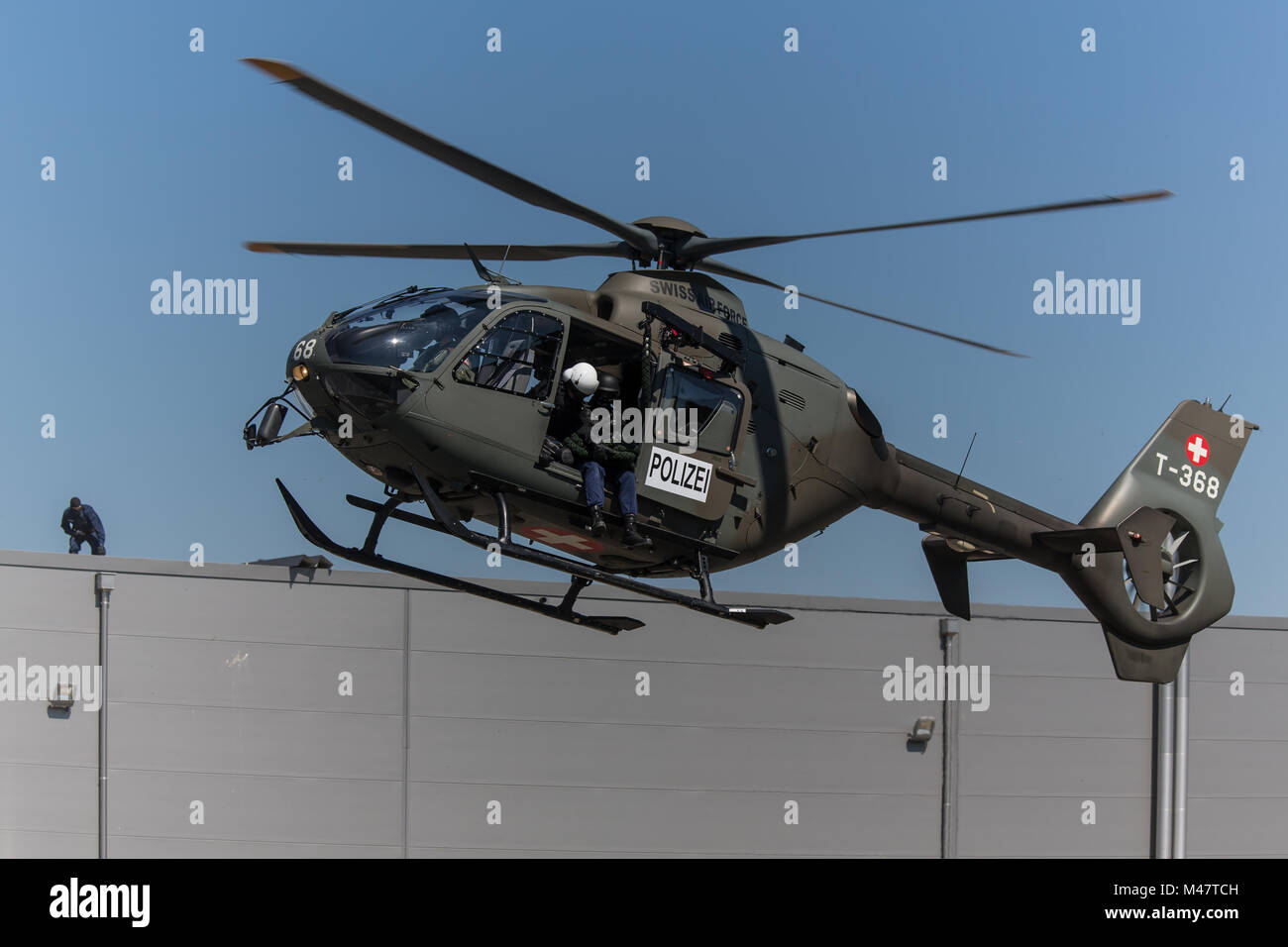Helicopter EC 635 mit Sondergruppe Luchs von der Luzerner Polizei Stock  Photo - Alamy