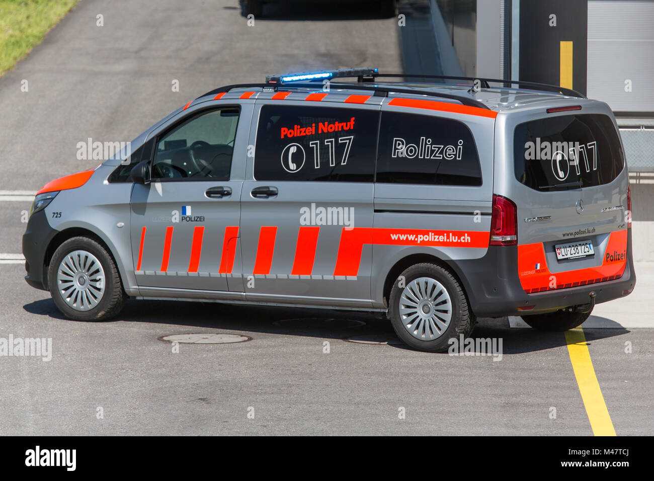 Polizeiauto mit Sondergruppe Luchs von der Luzerner Polizei Stock Photo -  Alamy