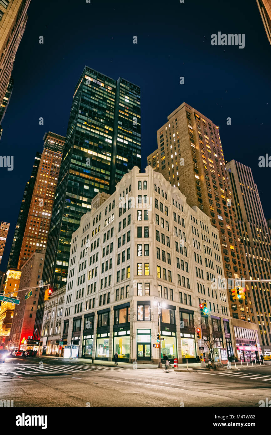 New york city street night angle hi-res stock photography and images ...