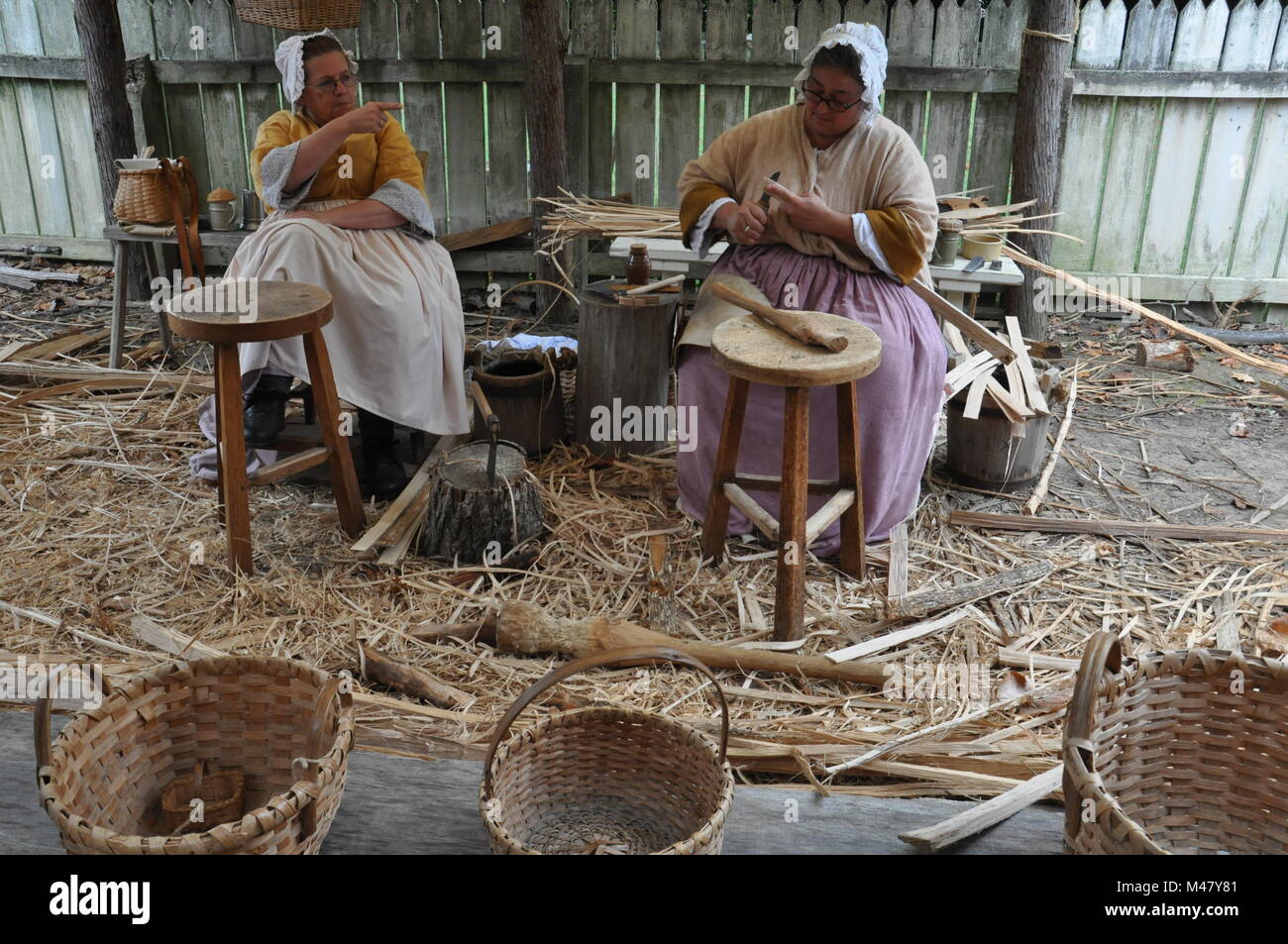 Basketmaker in Colonial Williamsburg in Virginia Stock Photo Alamy