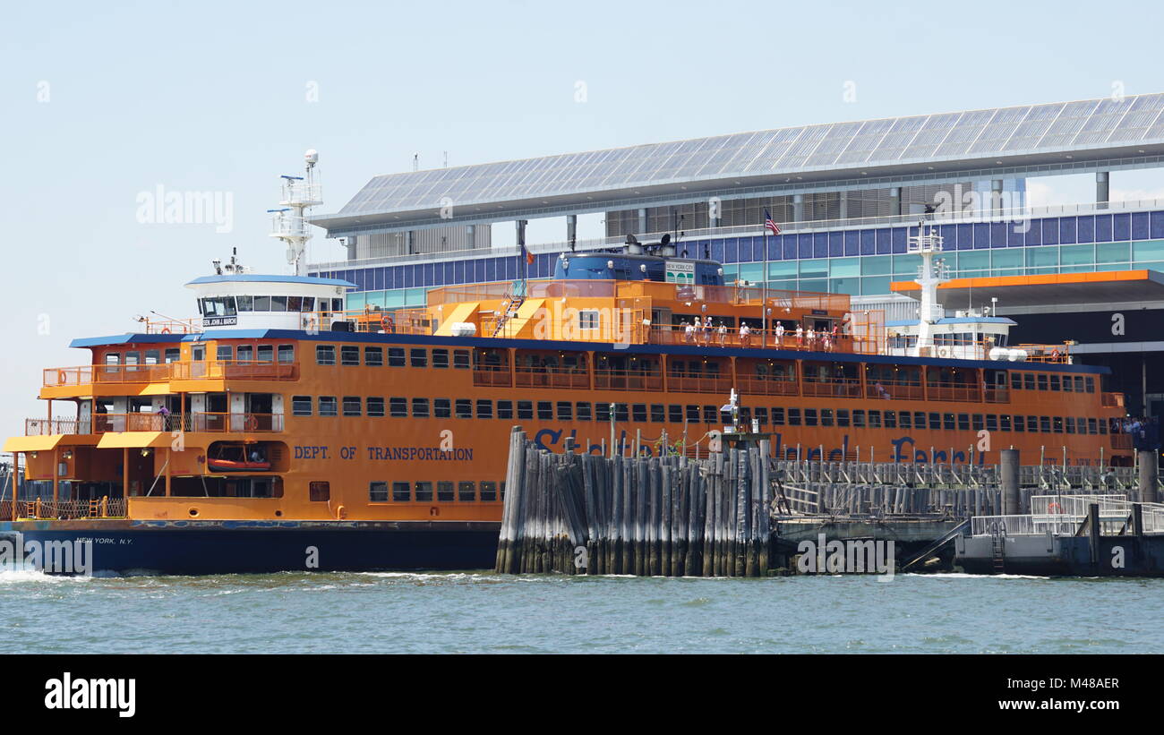 Staten Island Ferry returns to Manhattan, New York Stock Photo Alamy