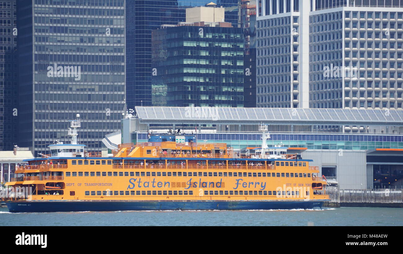 Staten Island Ferry returns to Manhattan, New York Stock Photo Alamy
