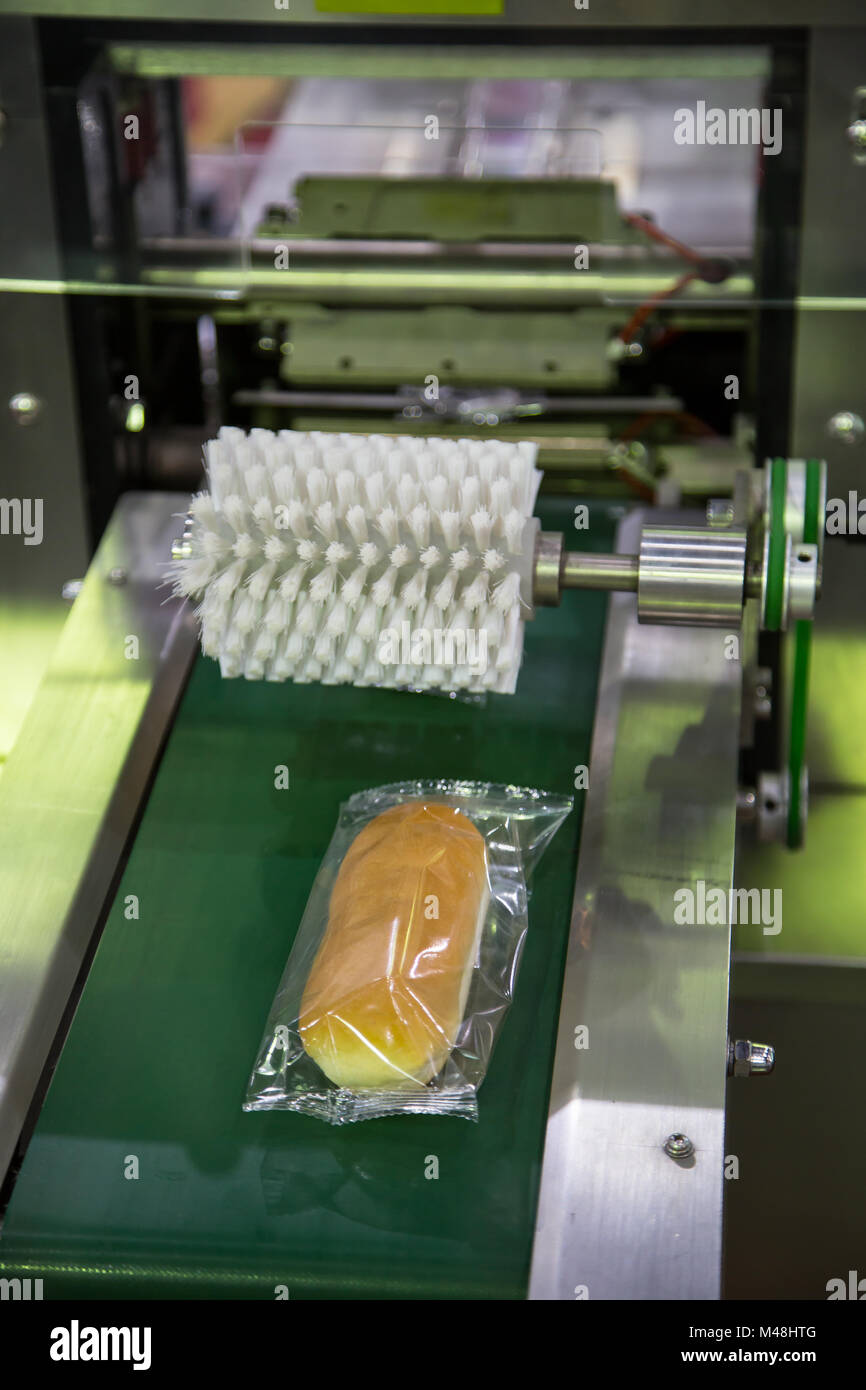 Bread/toast/bun plastic wrapping machine on bakery production line