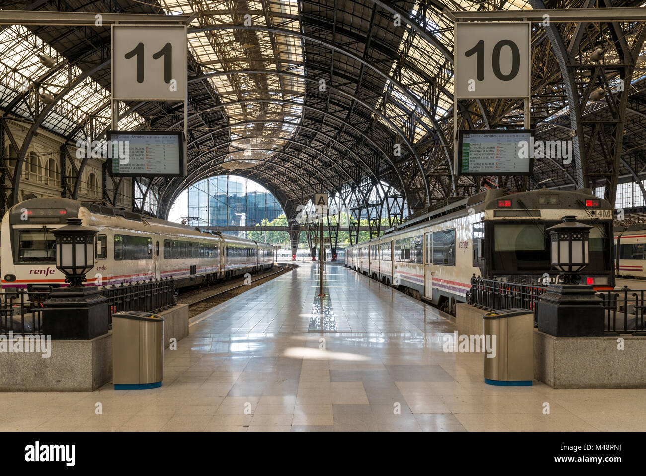 Trains at the platform Estació de França in Barcelona Stock Photo Alamy