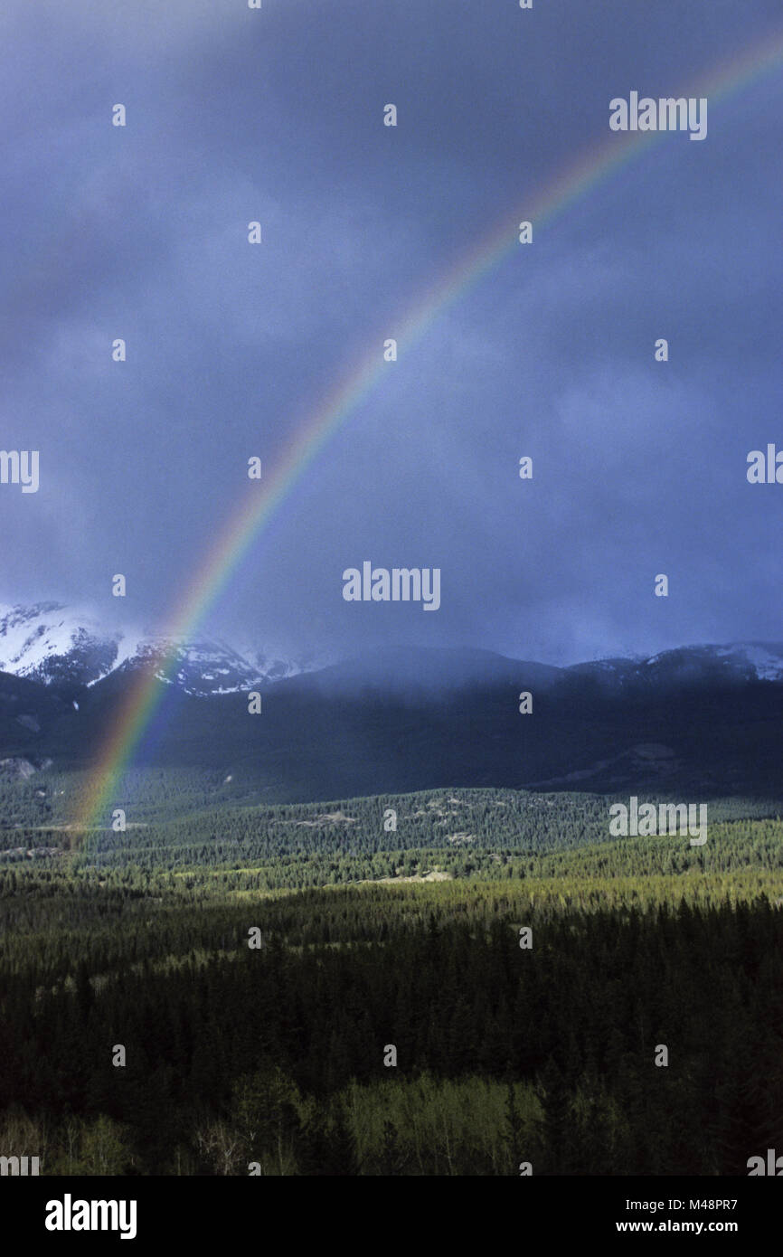 Rainbow in front of the Maligne Range / Jasper Nationalpark Stock Photo