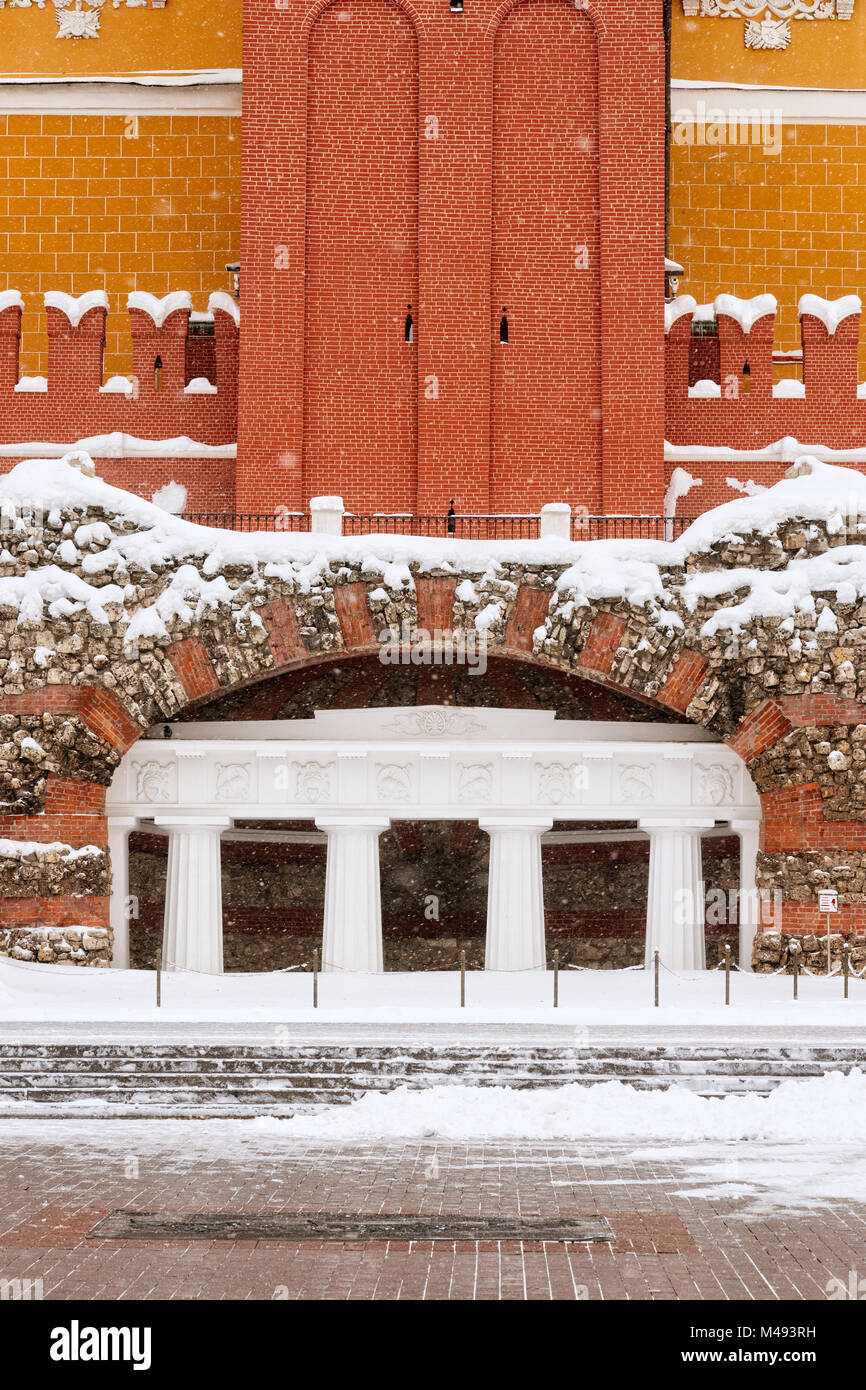 Artificial grotto in Moscow Alexander Garden, Middle Arsenal Tower of the Kremlin wall behind the grotto Stock Photo