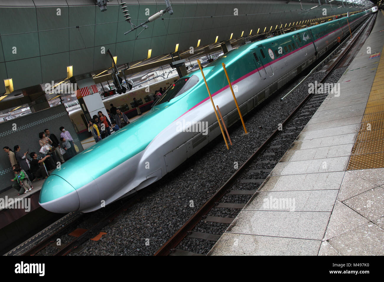 TOKYO - MAY 4: Travelers board Shinkansen Hayabusa train on May 4, 2012 ...