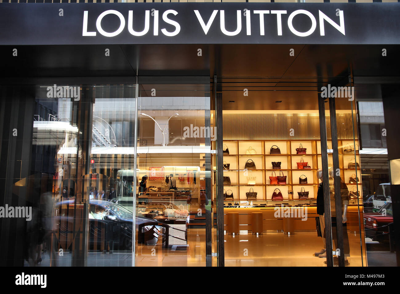 hulkende Vestlig Sygeplejeskole KYOTO, JAPAN - APRIL 17: Shoppers visit Louis Vuitton store on April 17,  2012 in Kyoto, Japan. Forbes says that Louis Vouitton was the most powerful  l Stock Photo - Alamy