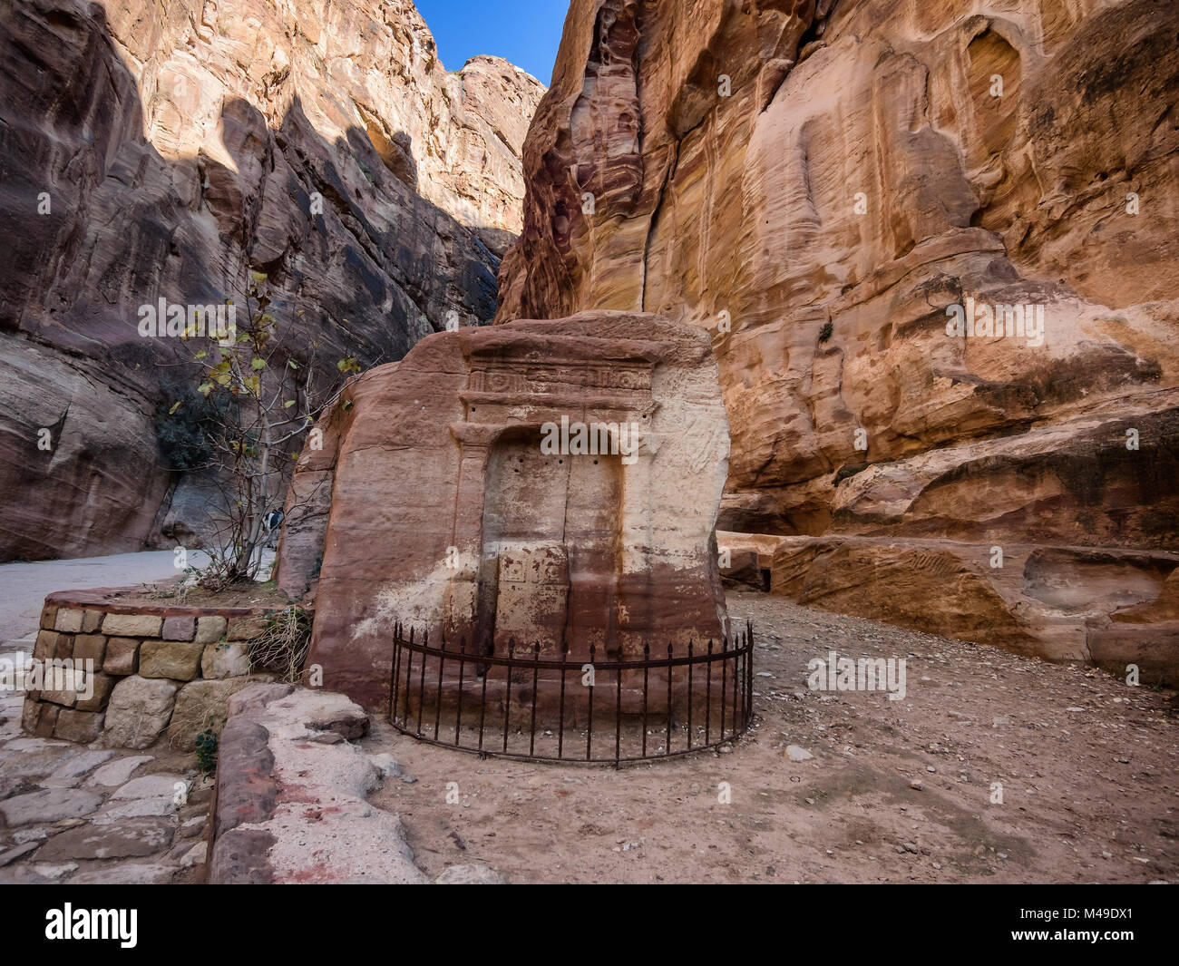 Entrance to Petra through the gorge Siqh, Jordan Stock Photo