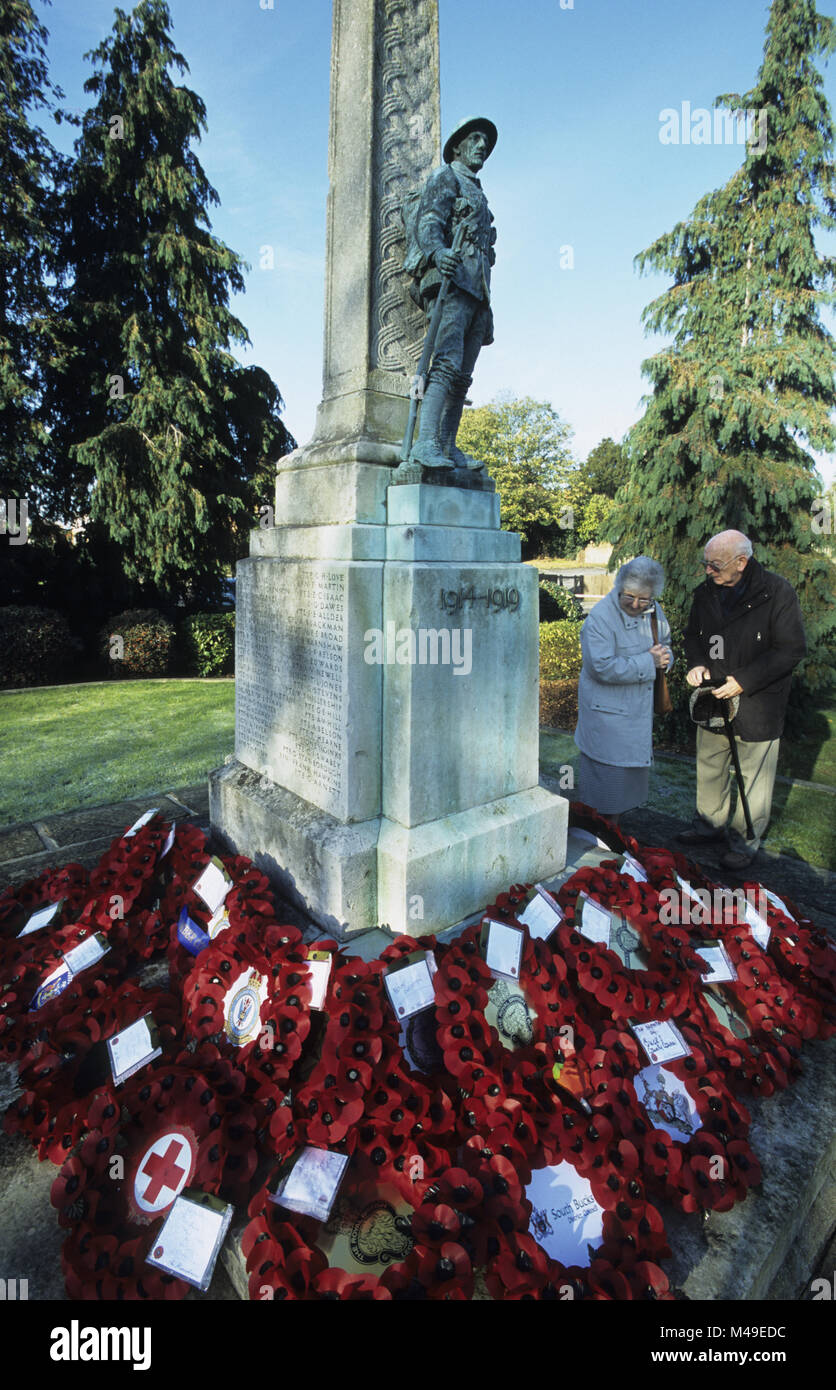 Statue of World War One British Soldier on the Cenotaph on Burnham village green, Berkshire, England. Stock Photo
