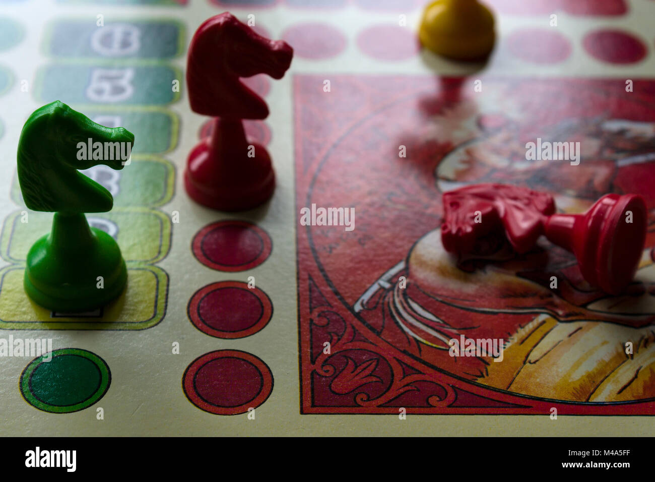 Ludo Board Dice E Peão Tempos Antigos Tradicionais Da Vila Passando Por  Amigos E Jogos Familiares Foto de Stock - Imagem de amigos, evento:  219689890