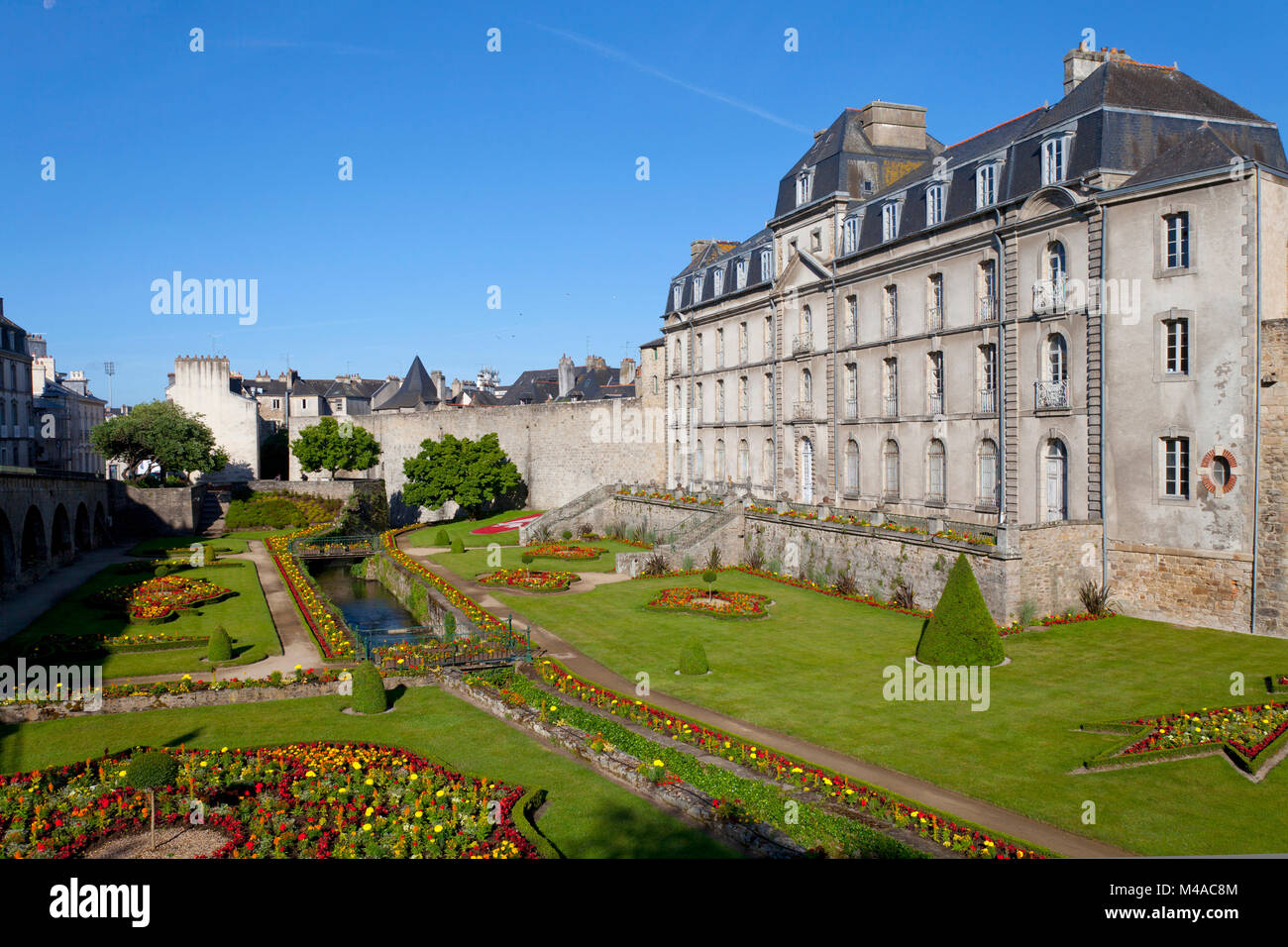 Vannes (Brittany, north-western France): the “Chateau de l’Hermine” castle and “Jardin des Remparts' (Rampart's Garden). (Not available for postcard p Stock Photo