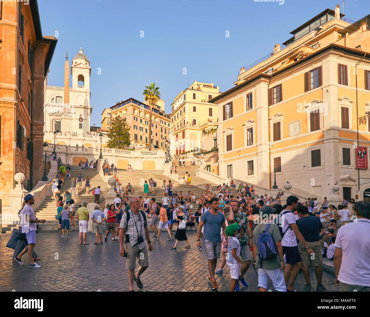 Spagna Rome ROME - AUGUST 4: Spanish Steps on Piazza di Spagna with tourists in a ...