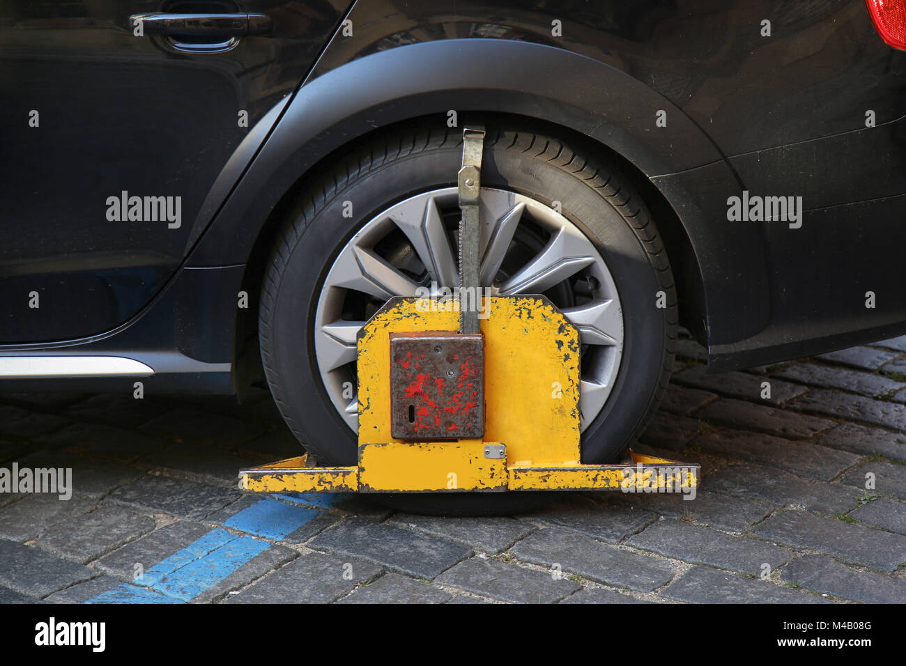 Car was locked with clamped vehicle, wheel lock because of illegal