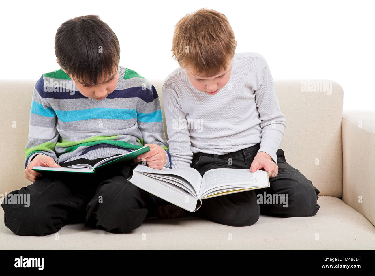 мальчик читает. мужчина с книгой в руках. подросток с книгой в руках. мальчик прочитал всего бродского. парень в библиотеке.