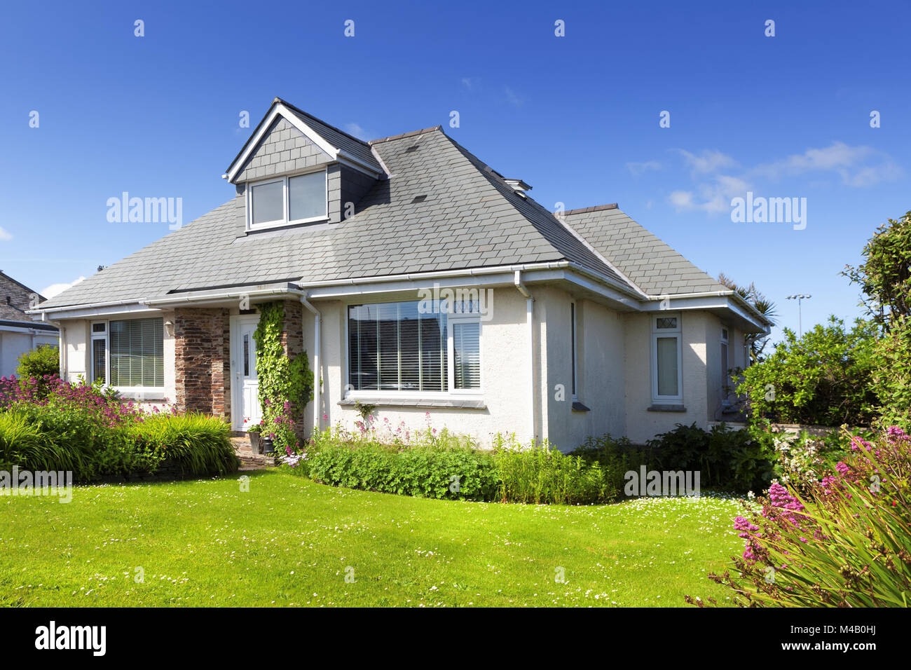 Detached house uk garden hires stock photography and images Alamy
