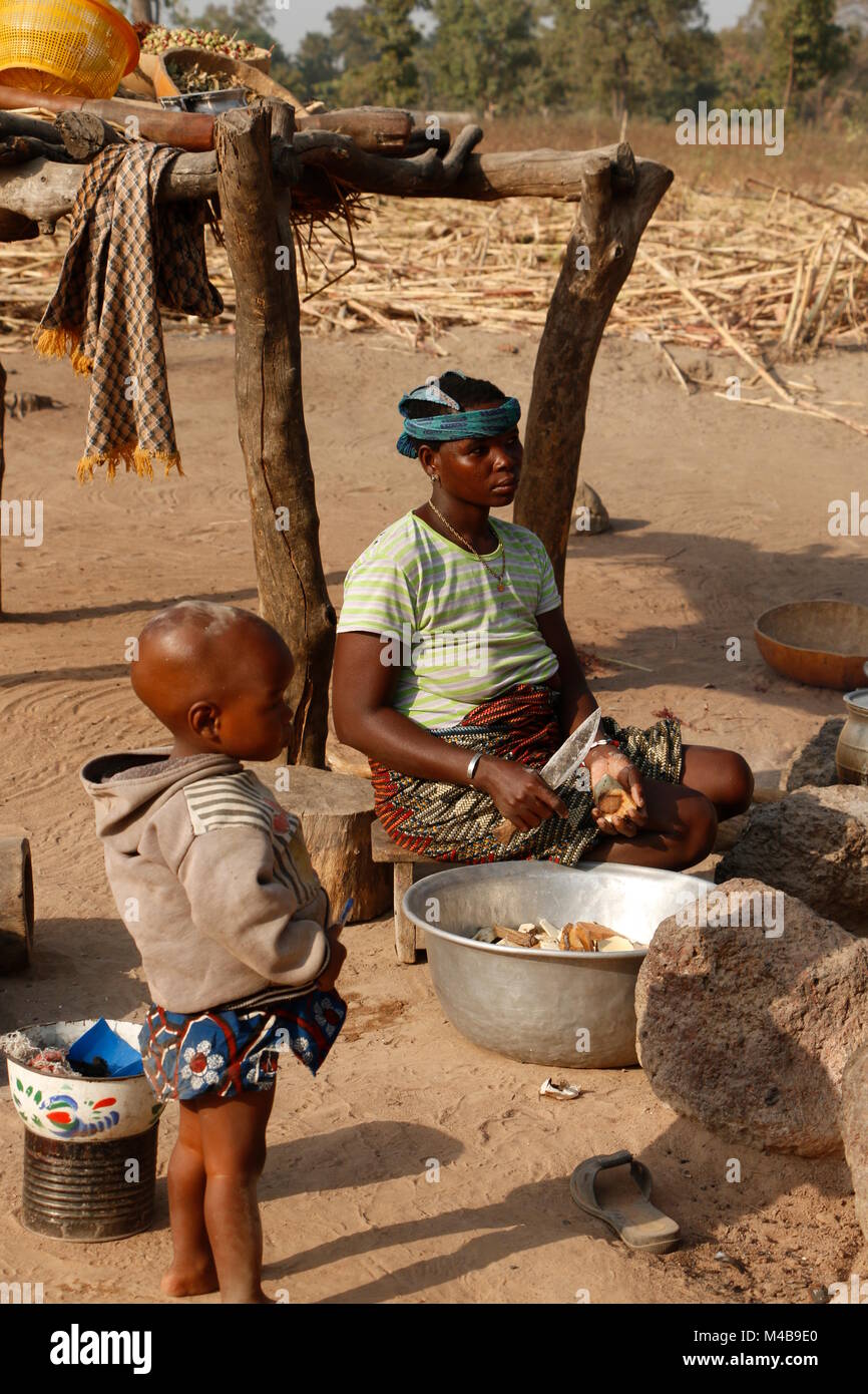 African women daily life hi-res stock photography and images - Alamy