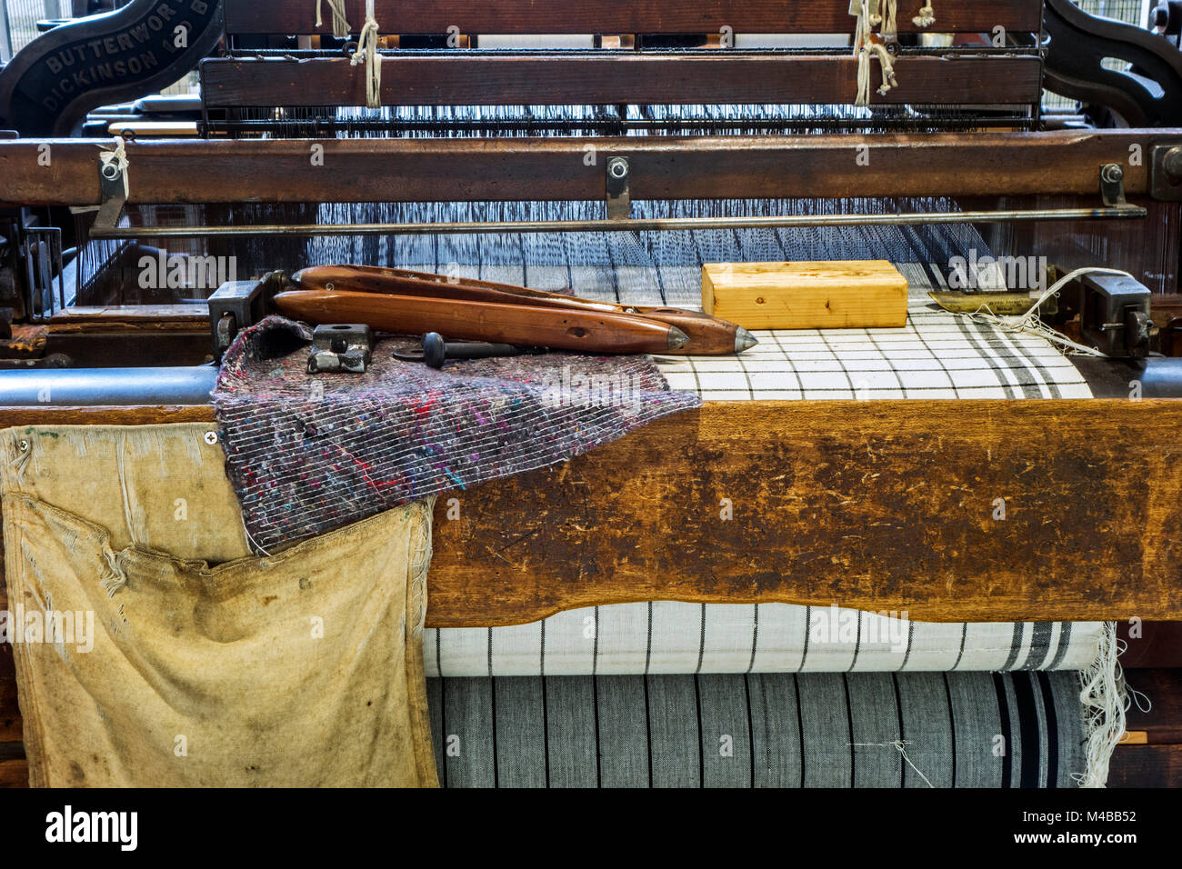 Wooden shuttles on mechanical flying shuttle loom / shuttle weaving