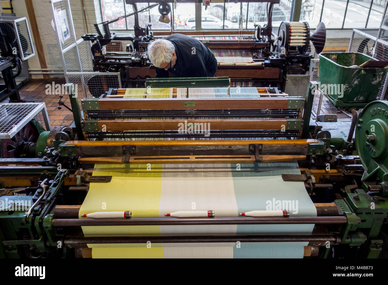 Fabric weaver operating mechanical flying shuttle loom / shuttle