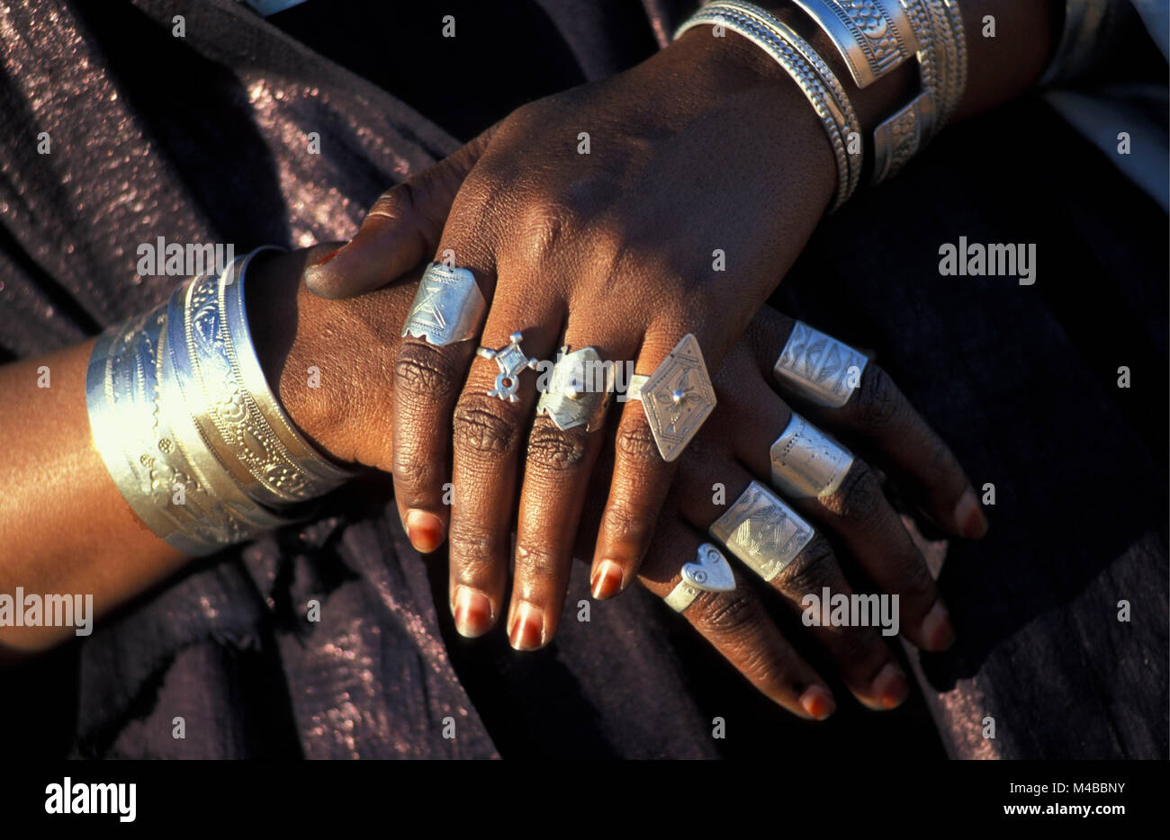 Algeria, Djanet. Woman of Tuareg tribe. Close up hand and silver rings. Sahara desert. Stock Photo
