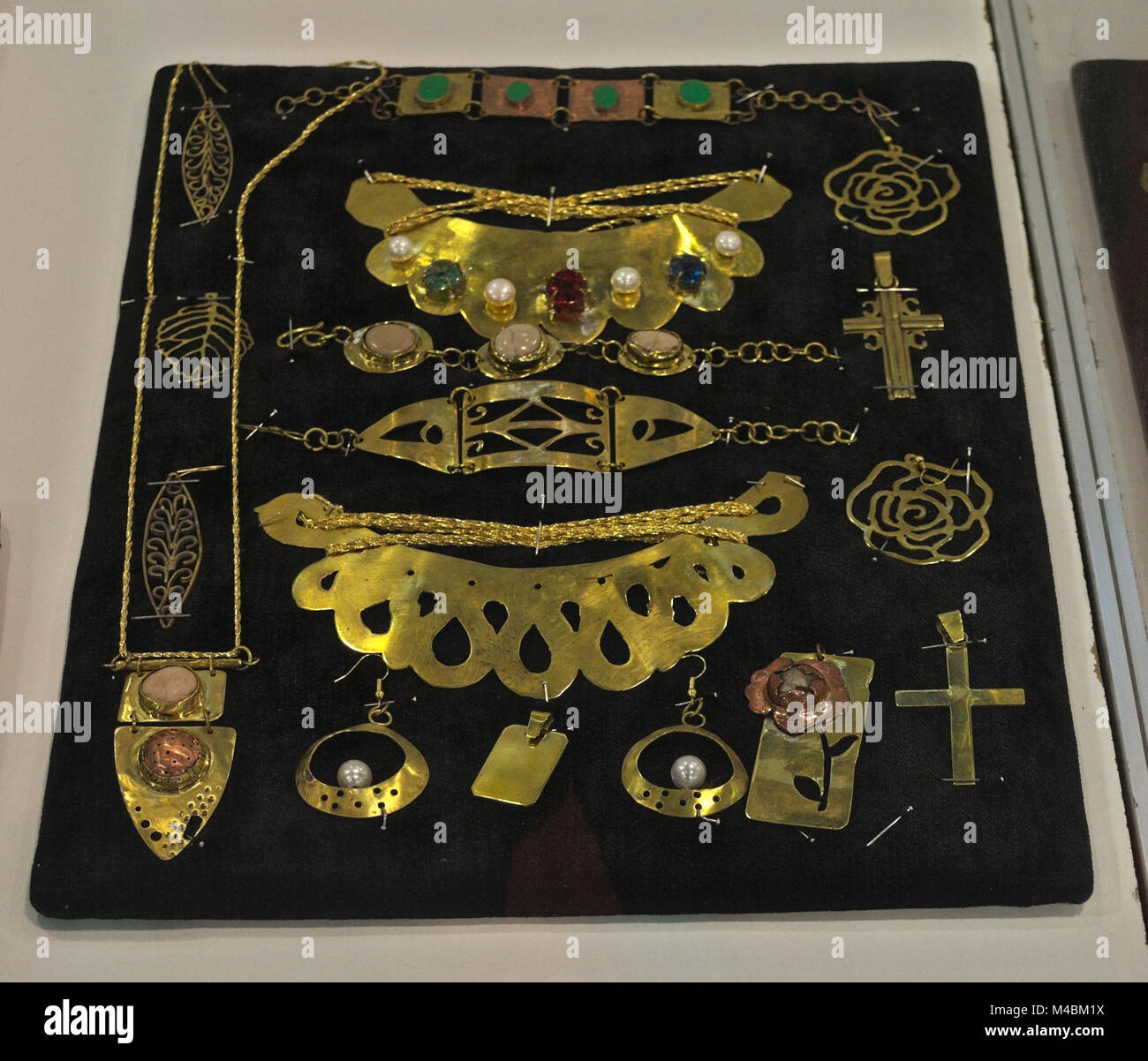 Antique jewelry hires stock photography and images Alamy