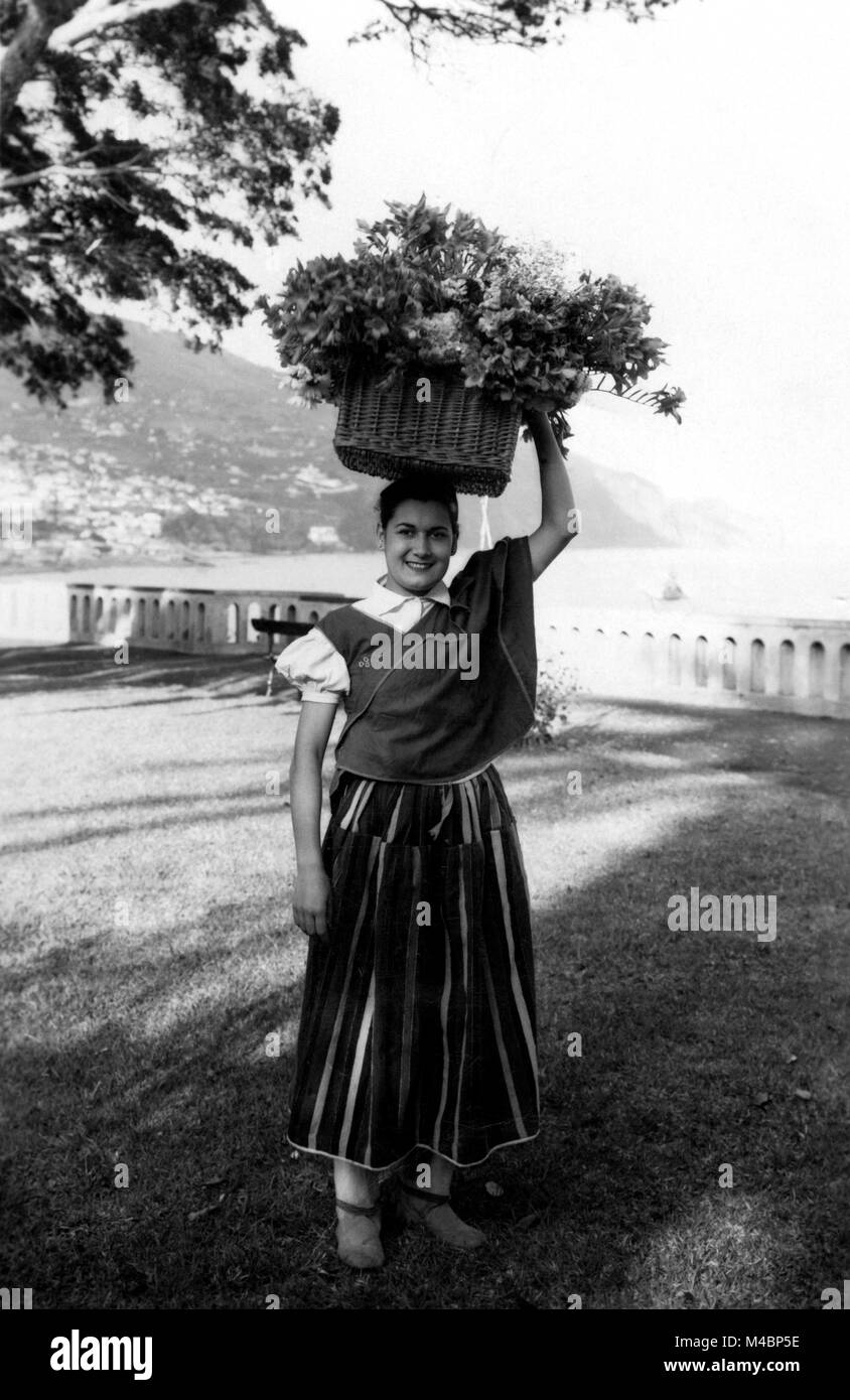 Agriculture,woman selling flowers,1940s,exact place unknown,Italy Stock Photo