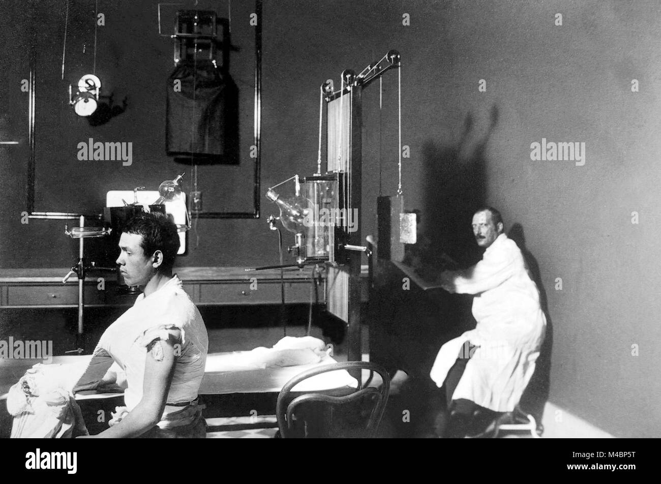 Medicine,health,doctor treats a patient with fractured arm,ca. 1930s,exact location unknown,Germany Stock Photo