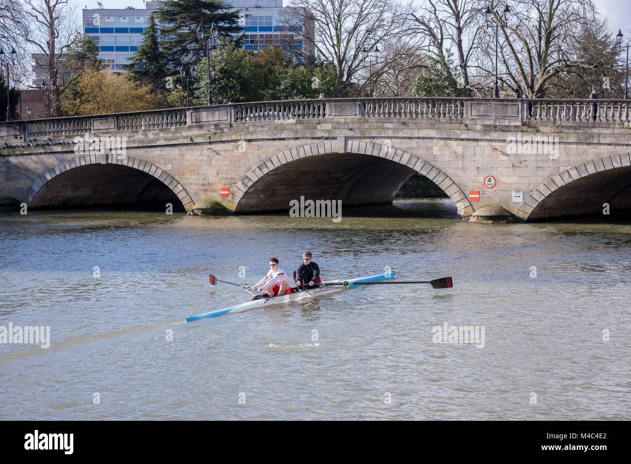 Bedford, Bedfordshire, UK. 15th February 2018. A cold bright start to the day for walkers and rowers along The River Great Ouse, Credit: Keith J Smith./Alamy Live News Stock Photo