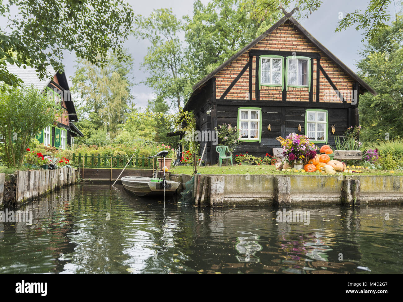 Holiday homes with Spreewaldkahn and mooring. Stock Photo