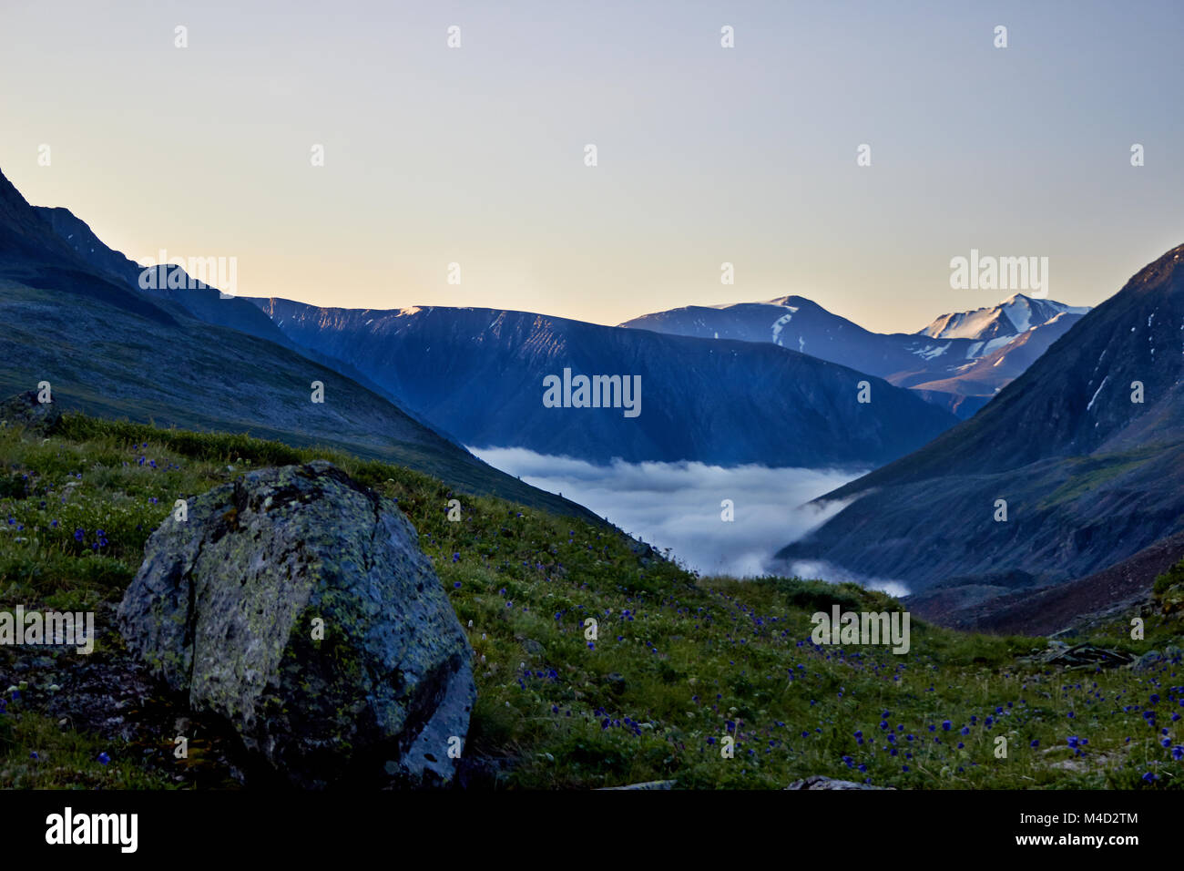 Fog in valley hi-res stock photography and images - Alamy