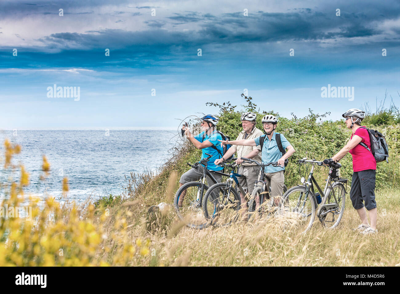 Urlauber auf einer Biketour am Meer Stock Photo
