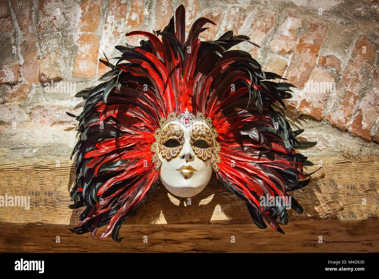 Gold mask from venice hi-res stock photography and images - Alamy