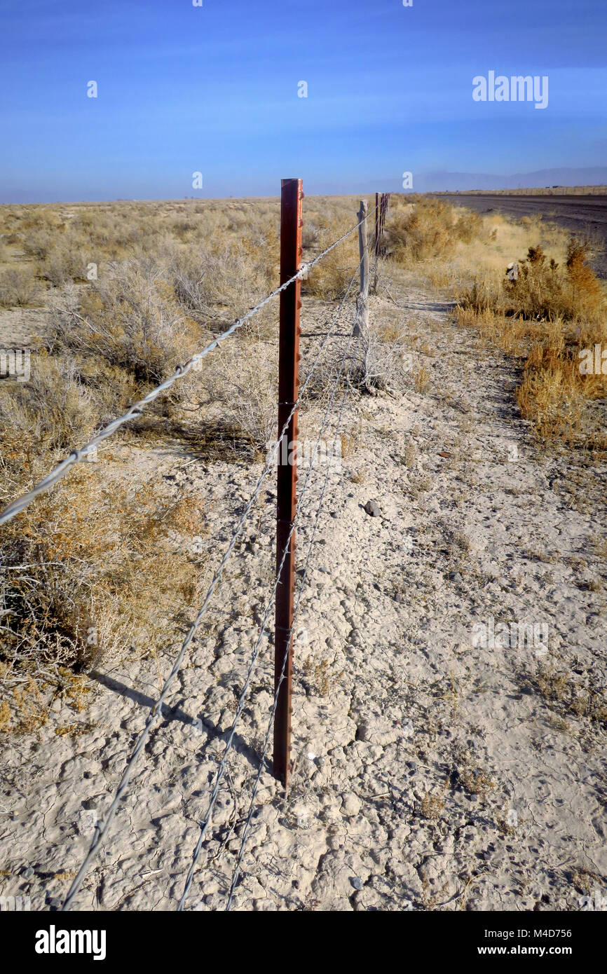 Old fence posts barbed wire hi-res stock photography and images - Alamy