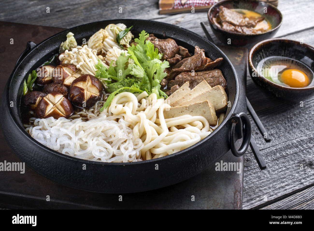 https://c8.alamy.com/comp/M4D8B3/sukiyaki-in-traditional-japanese-cast-iron-pot-M4D8B3.jpg