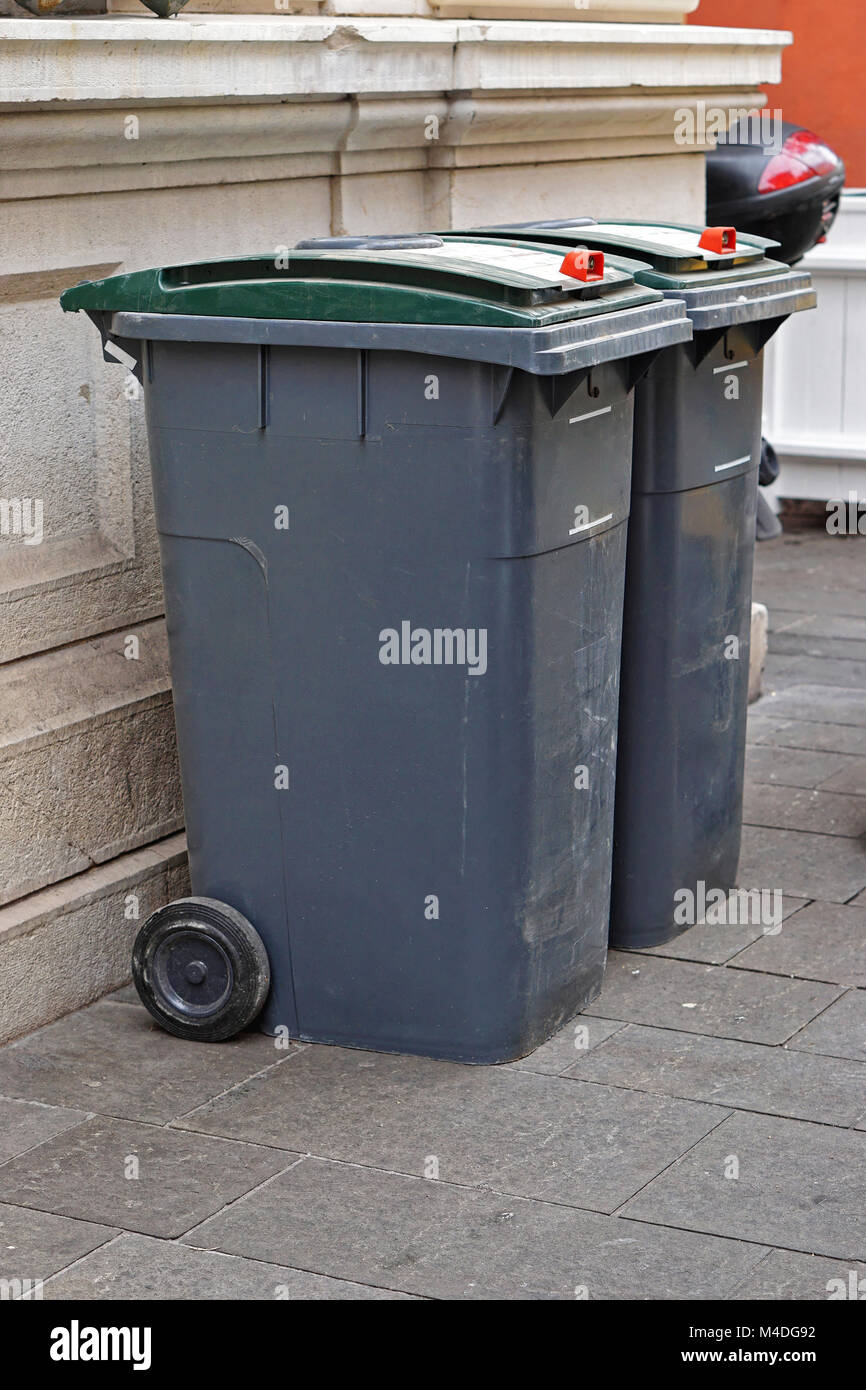 Two wheelie bins hires stock photography and images Alamy