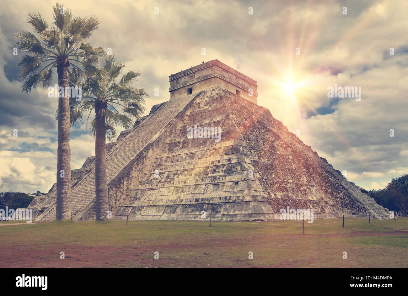 Famous El Castillo pyramid (The Kukulkan Temple Stock Photo Alamy