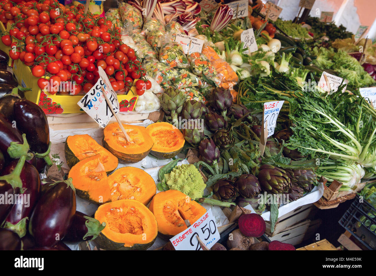 Fresh and organic vegetables at farmers market Stock Photo - Alamy