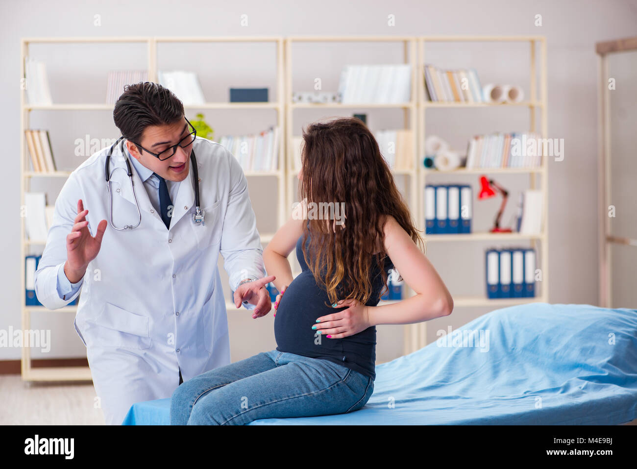 Посещение врача беременной. Беременные на консультации.