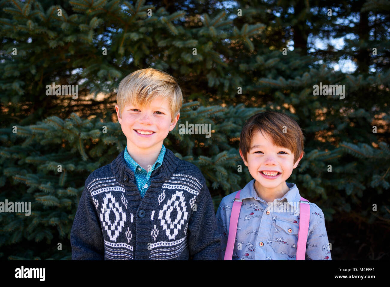Portrait of two boys laughing Stock Photo - Alamy