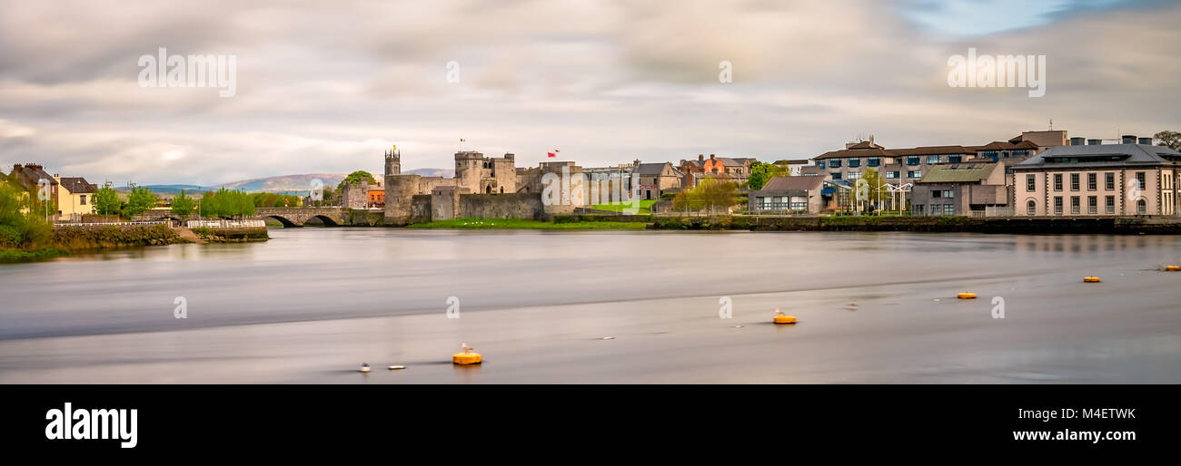 Shannon river and the King Johns Castle Stock Photo Alamy