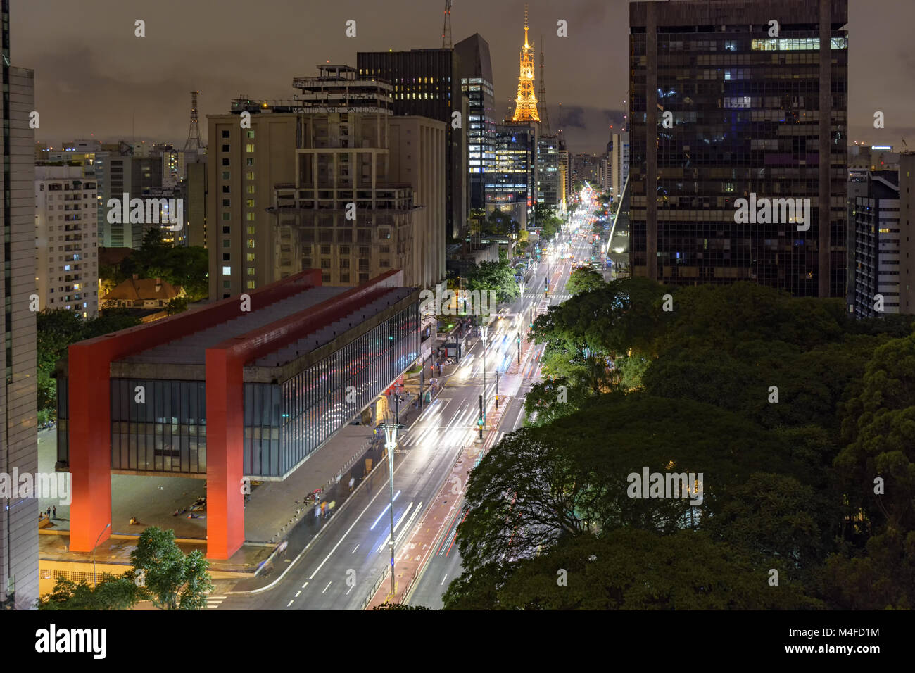 Sao Paulo/Brazil: Decathlon, Forever21 Stores, in Paulista Avenue, Night  Editorial Photography - Image of avenue, downtown: 174237562