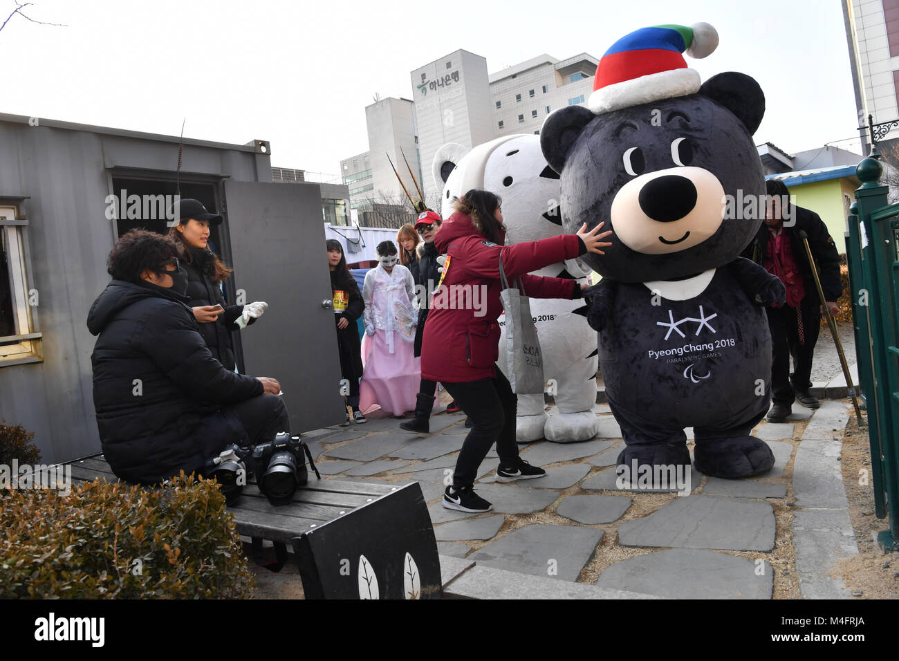 Gangneung, South Korea. 16th Feb, 2018. The olympic mascots Bandabi (L ...