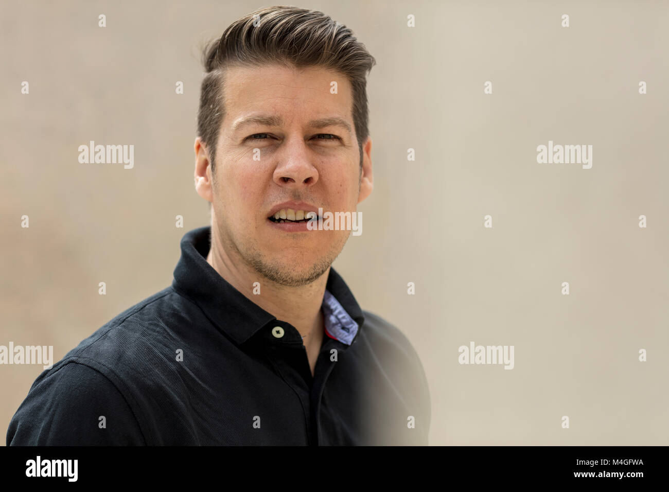 Man facing wall hi-res stock photography and images - Alamy