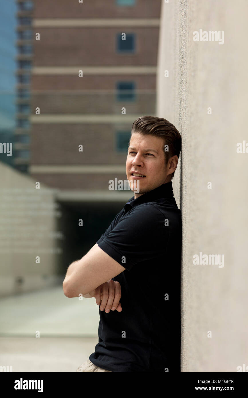 Man facing wall hi-res stock photography and images - Alamy
