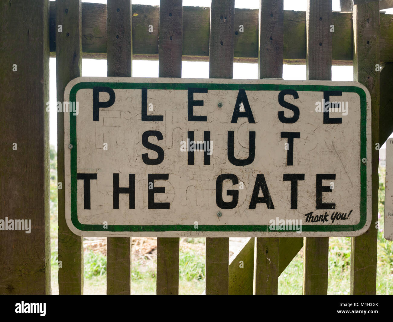 garden sign shut the gate Stock Photo