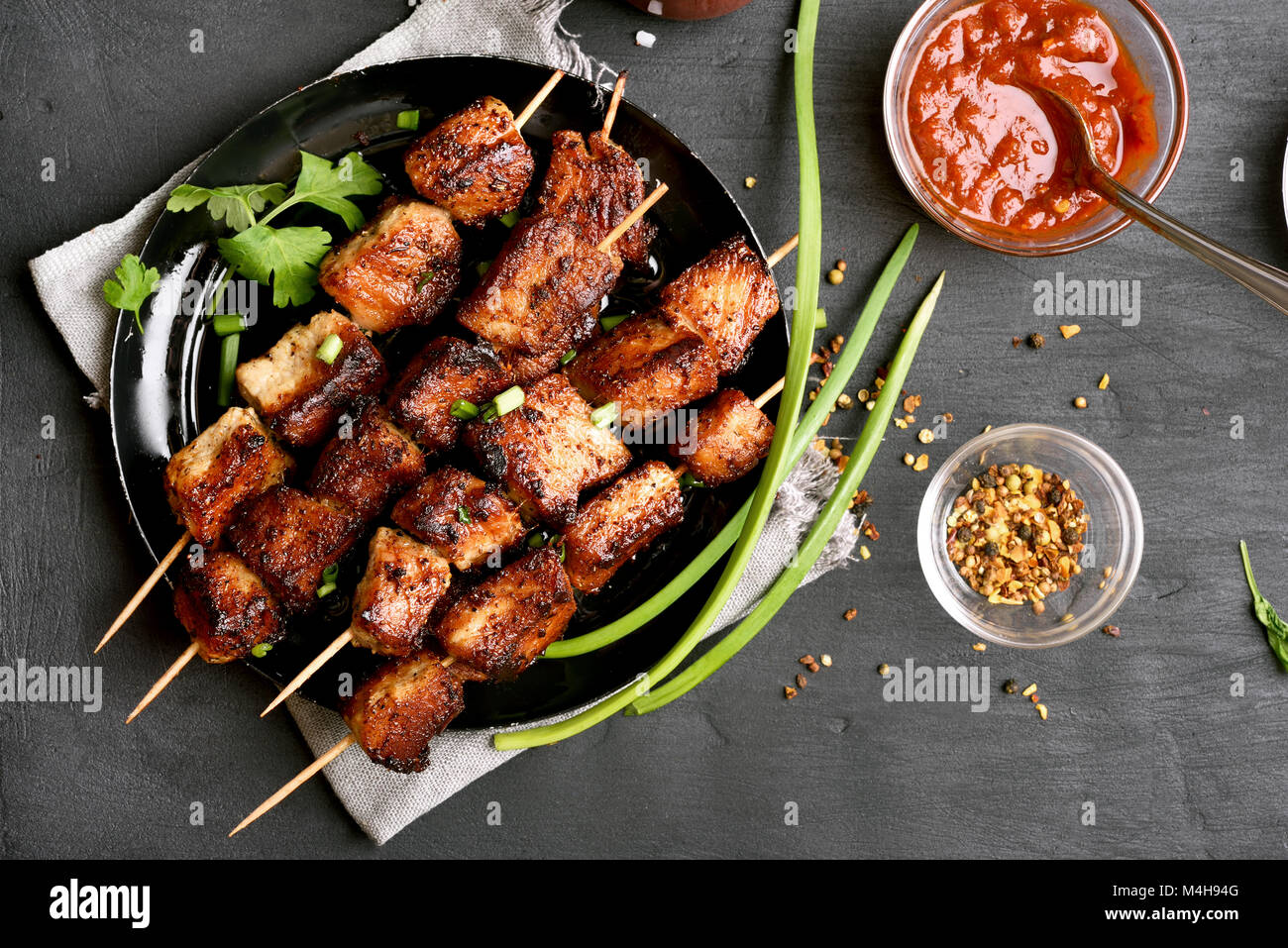 наршараб с шашлыком. креветка с ананасом на мангале. кориандр для шашлыка. шашлык на тарелке. ишли кюфта.